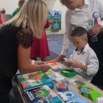 На августовской педагогической конференции «Единое российское образовательное пространство: ключевые задачи развития системы образования Одинцовского городского округа 2024-2025 года» педагогами МБОУ ОЦ “ФЛАГМАН” дошкольного отделения – детского сада №97 была организована интерактивная выставка на тему “Образовательная игра на все времена”. Это серия игр (с прозрачными пластинками), направленная на разностороннее развитие детей: сочетание развития ручного праксиса и логического мышления, навыков счета и развития речи, закрепления цветовой гаммы и умение правильно использовать в речи предлоги. Данные игры прекрасно подходят для детей с 3 лет в рамках индивидуальной работы, а также работы в парах. Данные игры способствуют развитию воображения ребёнка, творческих навыков и внимательности. Преимущество игр заключается в наличии у каждой игры книжки с заданиями разного уровня, что даёт возможность использовать данную игру в работе с разными детьми, в том числе с детьми с особыми образовательными потребностями. Педагоги продемонстрировали практичность, безопасность, привлекательность и вариативность игр.