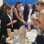 На августовской педагогической конференции «Единое российское образовательное пространство: ключевые задачи развития системы образования Одинцовского городского округа 2024-2025 года» педагоги МБОУ Одинцовской гимназии №4 дошкольного отделения – детского сада №71 представили опыт работы с современным конструктором «Экоприз- конструктор будущего» и методическое пособие «От простого – к сложному с конструктором «Экоприз». Участники конференции имели возможность не только поупражняться в сборке фигур из деталей конструктора, но и обсудить варианты игр – занятий с использованием игровых платформ «Экоприз».