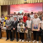 В завершении Декады иностранных языков «Спасибо вам, отцы и деды, за ваш подарок к Дню Победы, за главный праздник всей страны!», посвященной Году защитника Отечества в России в рамках проекта «Связь поколений» в образовательных организациях» и сотрудничества с вузами (ГУП Факультет романо-германских языков) 18 апреля 2025 года был проведен фестиваль, посвященный 80-летию Великой Победы на английском языке для школьников и педагогов.